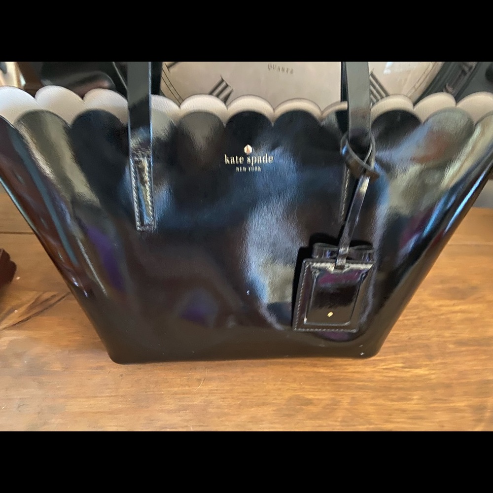 Beautiful EUC Kate Spade purse 14”x9” black patent scalloped